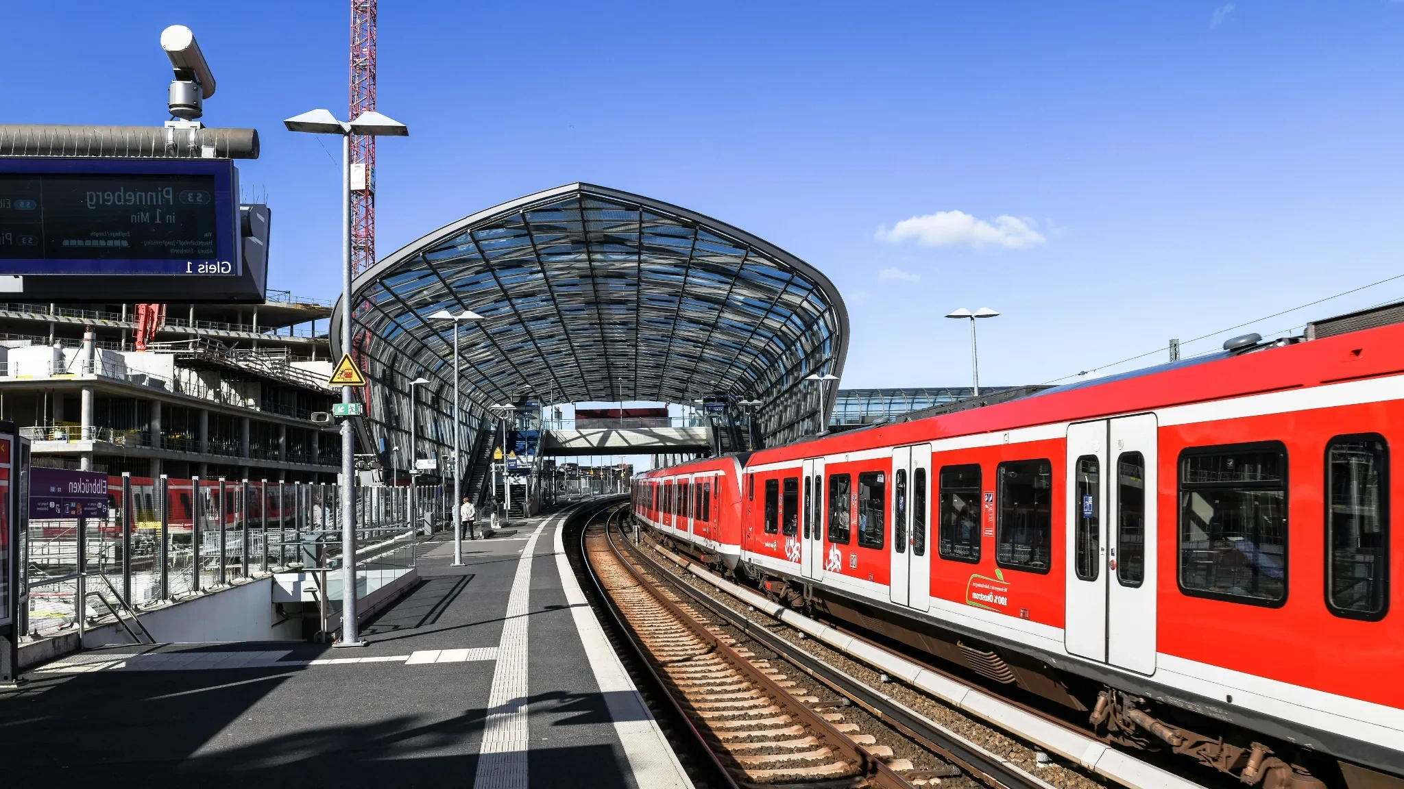 Σύγχρονο τρένο φτάνοντας στο ένα σταθμός platform