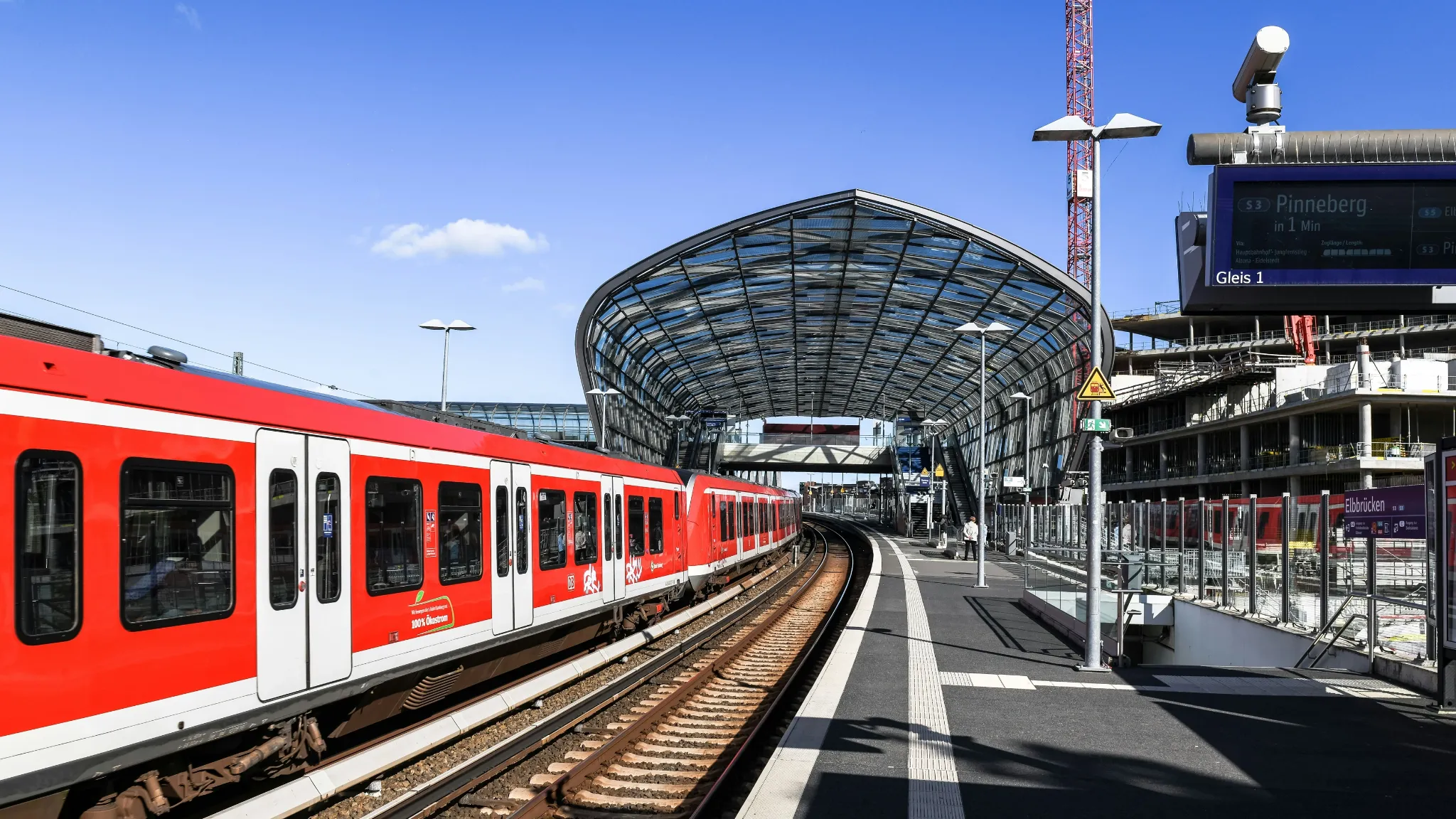 Τρένο ταξίδι μέσω ένα σταθμός platform