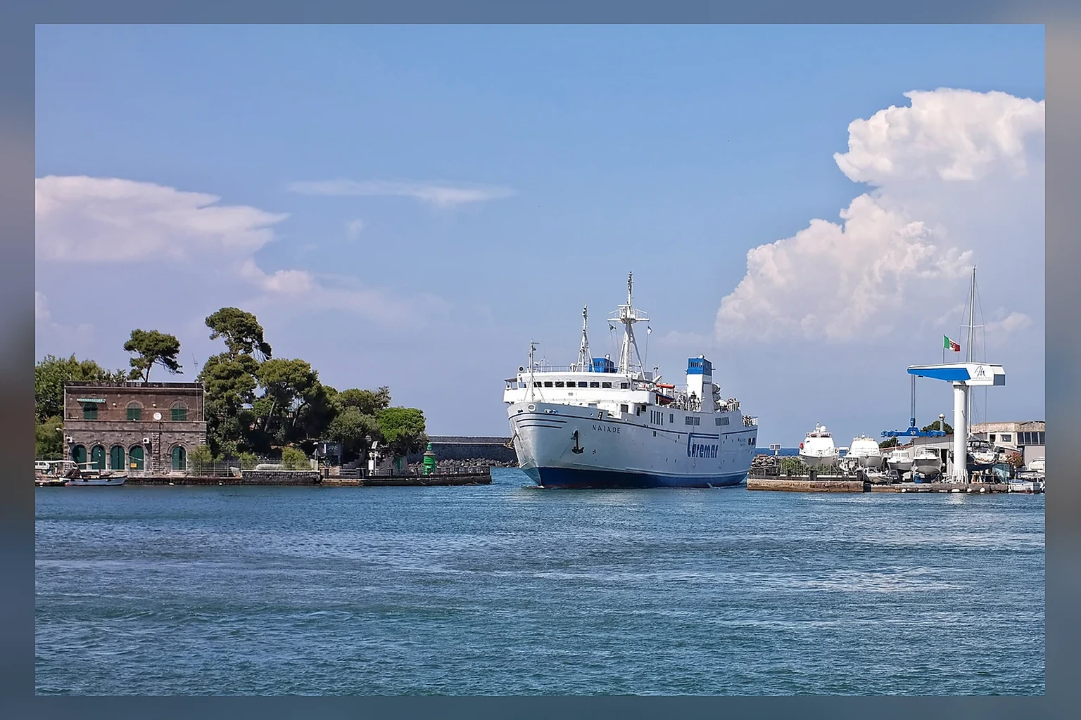 Πλοίο της Caremar Ferries