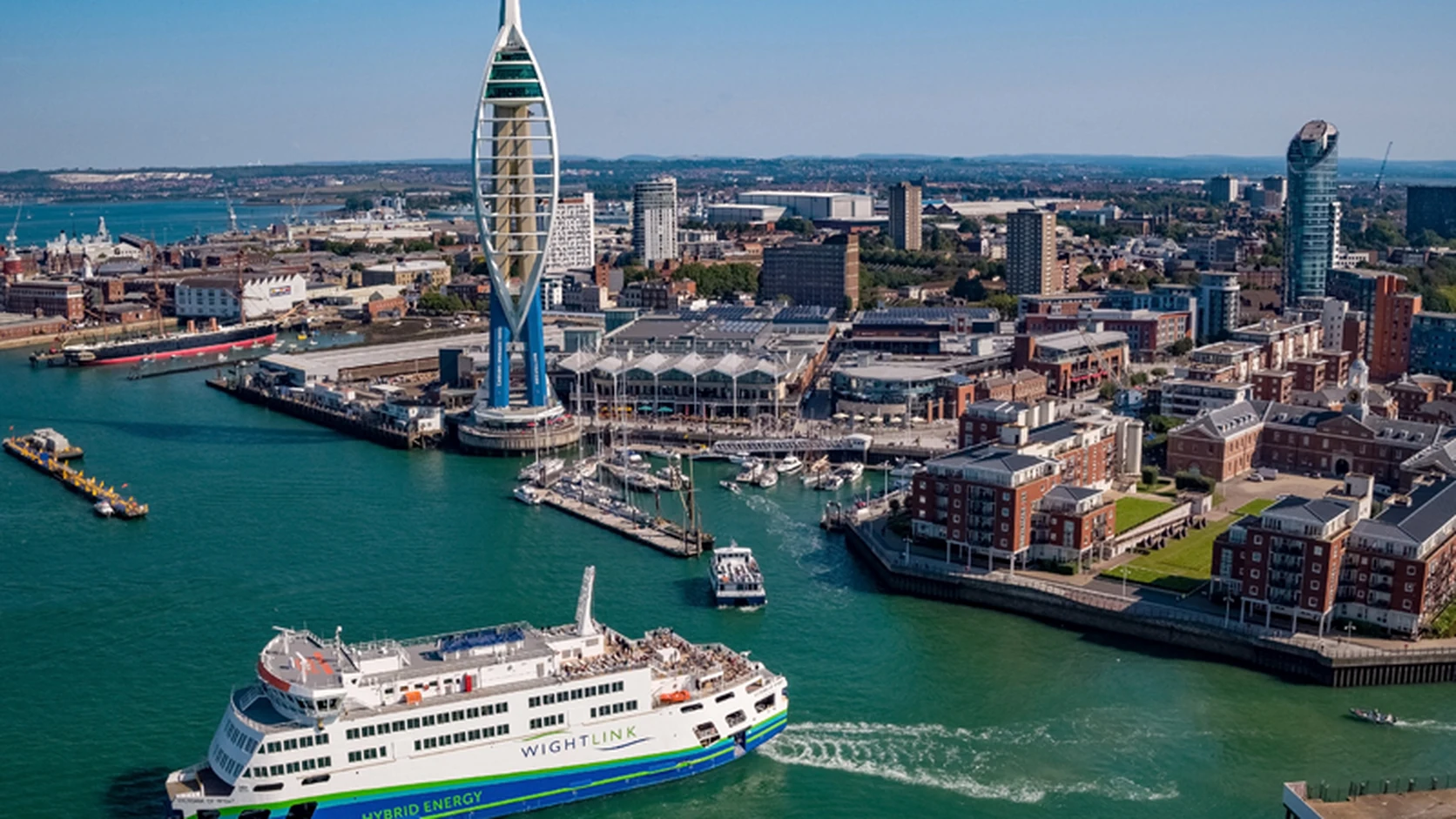 Wightlink πλοίο αναχωρώντας Portsmouth με το πόλη παραλιακή ζώνη behind